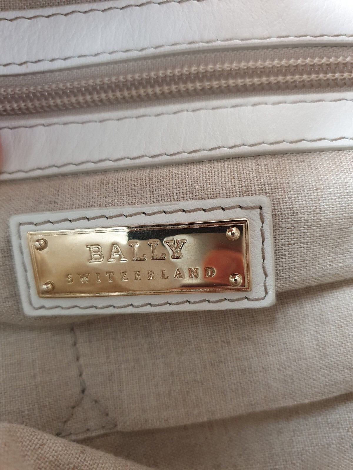 Bally White Leather Shoulder Bag with Gold Hardware