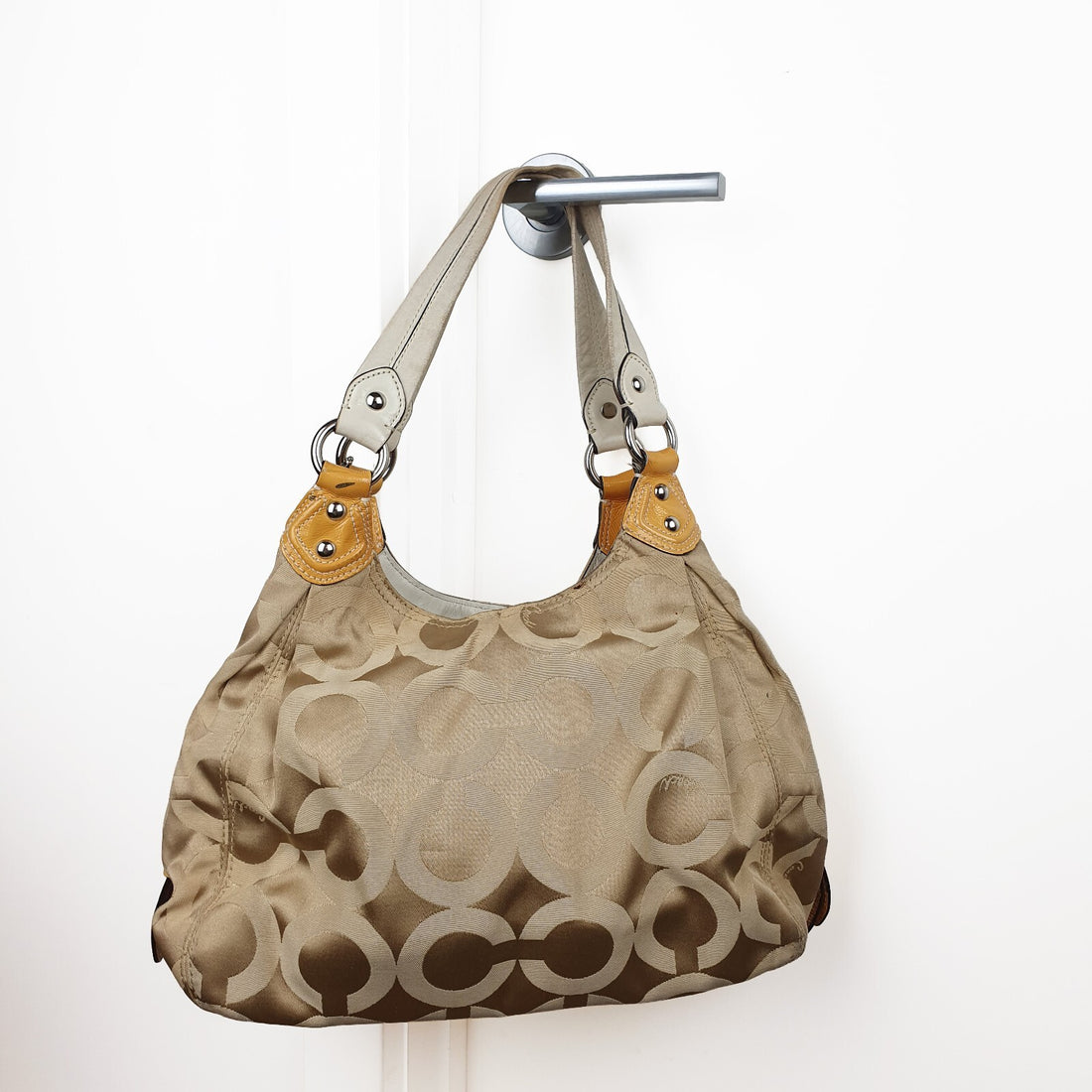 Authentic Coach Vintage HoBo Bag Beige/Gold with peach lining B1073-14305