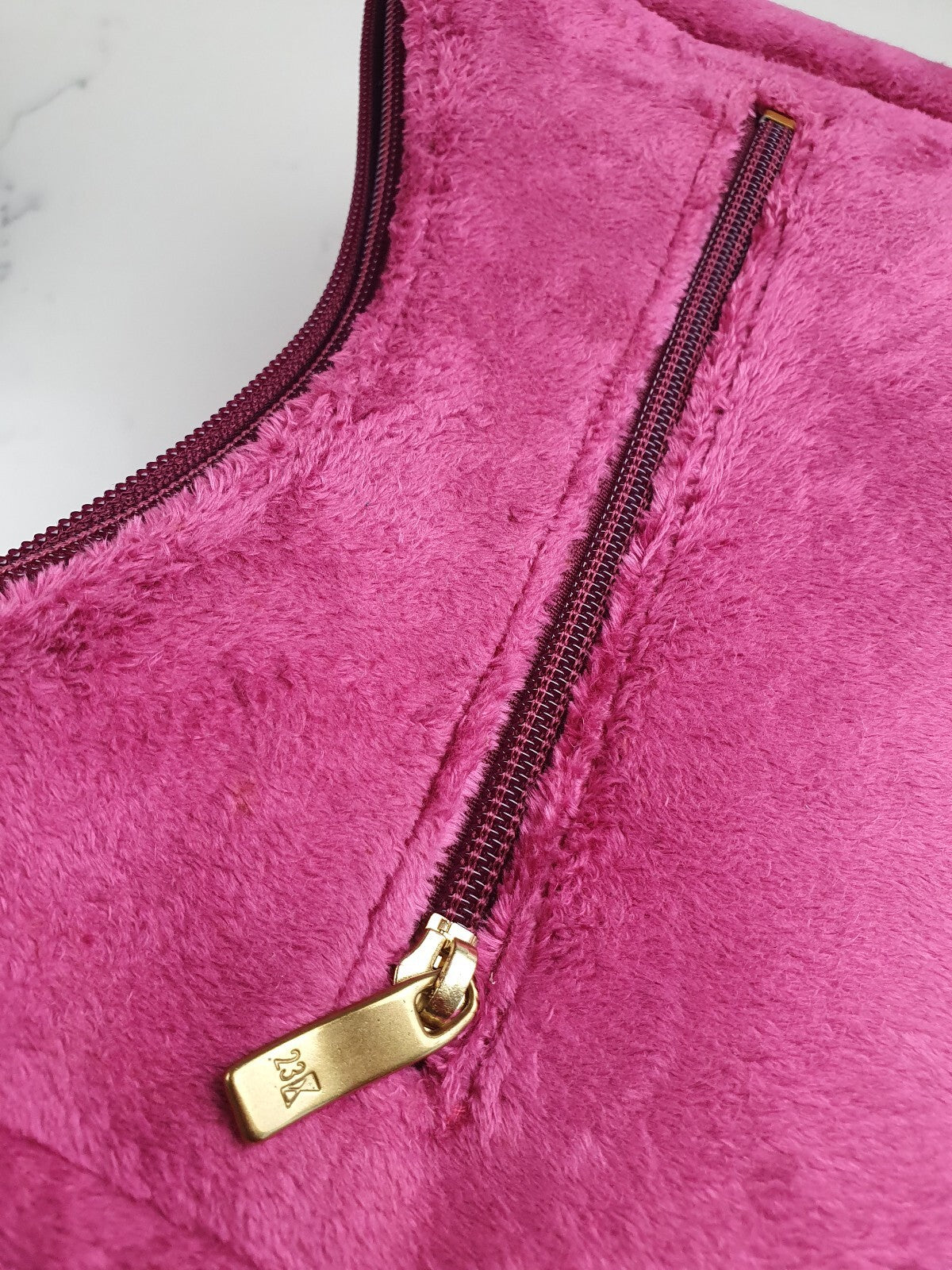 23区 (23-ku) Vintage Pink Plush Shoulder Bag with Gold Zipper